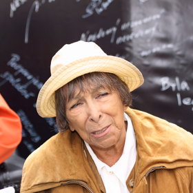 Hana Hegerová se i v pozdním věku zajímala o společenské dění a neváhala podpořit dobrou věc, jakou bylo v roce 2010 otevření neobvyklé pražské Kavárny Potmě.