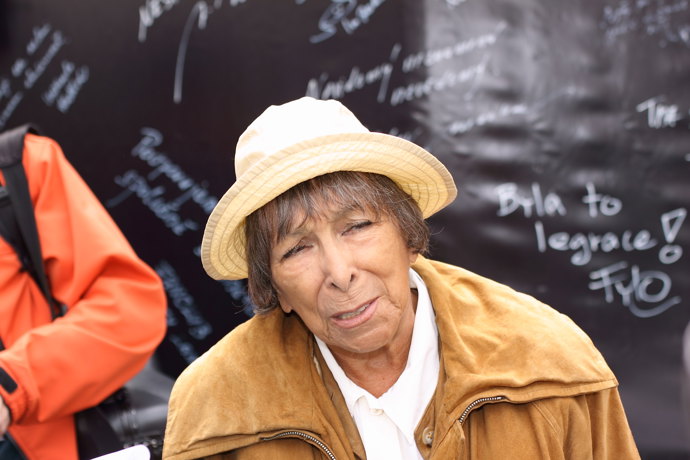 Hana Hegerová se i v pozdním věku zajímala o společenské dění a neváhala podpořit dobrou věc, jakou bylo v roce 2010 otevření neobvyklé pražské Kavárny Potmě.