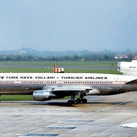 V okamžiku pořízení snímku ještě nikdo nemohl tušit, že se právě tento stroj stane smrtícím pro 346 lidí na jeho palubě...