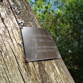 Tollundský muž má na místě nálezu „pamětní desku“. Dělníci si ale nejprve mysleli, že narazili na oběť nedávné vraždy. Až vědci určili, o jak dávnou mumii se jedná.