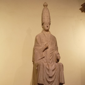 Co udělal nově zvolený papež jako první? Nechal všude rozmístit svoje sochy... 