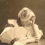 Vinohradské divadlo jí nabídlo i tradiční postavu Maryši. V soukromém životě se ale Míla Pačová, na rozdíl od své divadelní postavy, do žádného nechtěného sňatku vmanipulovat nenechala. Na osudového muže si počkala až téměř do svých čtyřiceti let – a vyplatilo se...