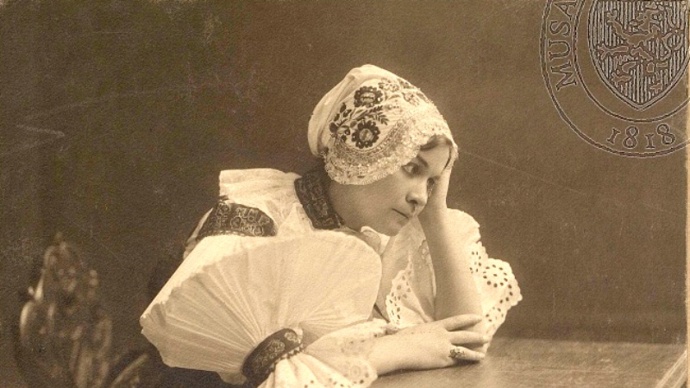 Vinohradské divadlo jí nabídlo i tradiční postavu Maryši. V soukromém životě se ale Míla Pačová, na rozdíl od své divadelní postavy, do žádného nechtěného sňatku vmanipulovat nenechala. Na osudového muže si počkala až téměř do svých čtyřiceti let – a vyplatilo se...