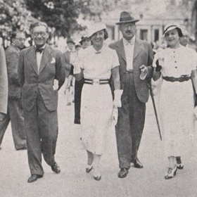 Jako žena ministra Krčmáře se Míla Pačová dostala do vysoké společnosti a věnovala se také podpoře kultury. Na snímku je herečka druhá zprava, její manžel druhý zleva.