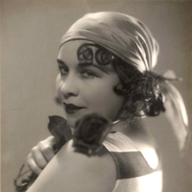 Ve hře Láska v přístavu, kterou uvádělo v roce 1932 Divadlo na Vinohradech, ztvárnila roli Loly. Divadlo na Vinohradech bylo jejím prvním stálým angažmá.