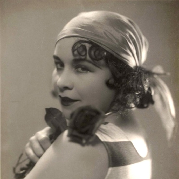 Ve hře Láska v přístavu, kterou uvádělo v roce 1932 Divadlo na Vinohradech, ztvárnila roli Loly. Divadlo na Vinohradech bylo jejím prvním stálým angažmá.