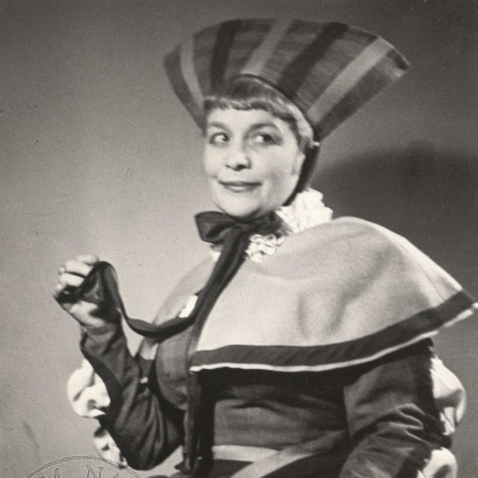 Na scéně Národního divadla se v roce 1939 objevila v roli Marty ve Faustovi.