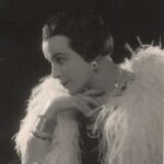 Míla Pačová byla krásná a cílevědomá žena. Žila ale v době, která ženské samostatnosti nepřála, a tak se příliš pochopení nedočkala. Svoji velkou lásku ale přece jen nakonec našla – vdala se za Jana Krčmáře, profesora a politika.