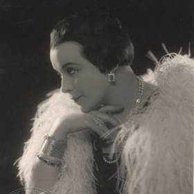 Míla Pačová byla krásná a cílevědomá žena. Žila ale v době, která ženské samostatnosti nepřála, a tak se příliš pochopení nedočkala. Svoji velkou lásku ale přece jen nakonec našla – vdala se za Jana Krčmáře, profesora a politika.