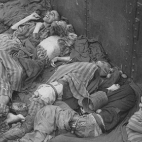 Mrtvá těla ležela doslova všude. Po osvobození tábora byli Američané natolik zděšeni, že se neubránili emocím. 