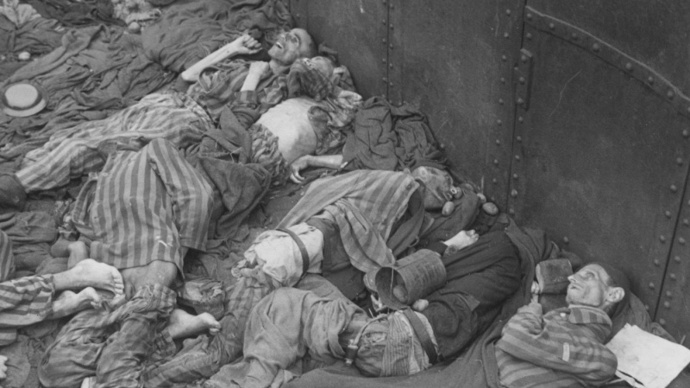 Mrtvá těla ležela doslova všude. Po osvobození tábora byli Američané natolik zděšeni, že se neubránili emocím. 