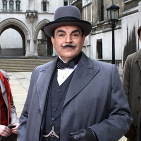 David Suchet s postavou Hercula Poirota doslova srostl a další herci, kteří se v této roli objevují, nemají šanci jeho výkon překonat. Suchet dodnes patrně nejčastěji odpovídá na otázky týkající se právě Poirota.