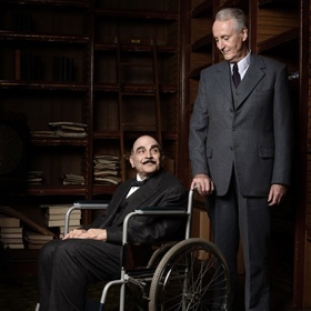 Stáří a zdravotní problémy se na konci seriálu nevyhnuly ani detektivovi Poirotovi. Jeho šedé buňky mozkové ale přesto pracovaly na plné obrátky. Stejně tak i David Suchet, kterému v květnu bude 75 let, neúnavně pokračuje v práci.