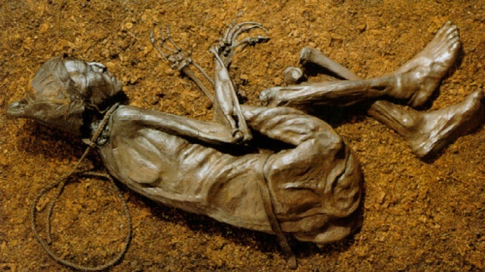 Poloha těla Tollundského muže, pečlivost, s jakou bylo do hrobu uloženo, i skutečnost, že měl zavřené oči a ústa, svědčí o tom, že bylo s tělem nakládáno pietně.