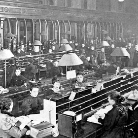 Obsluha potrubní pošty musela zásilky roztřídit a případně poslat dál, aby se co nejrychleji dostaly ke svým adresátům.