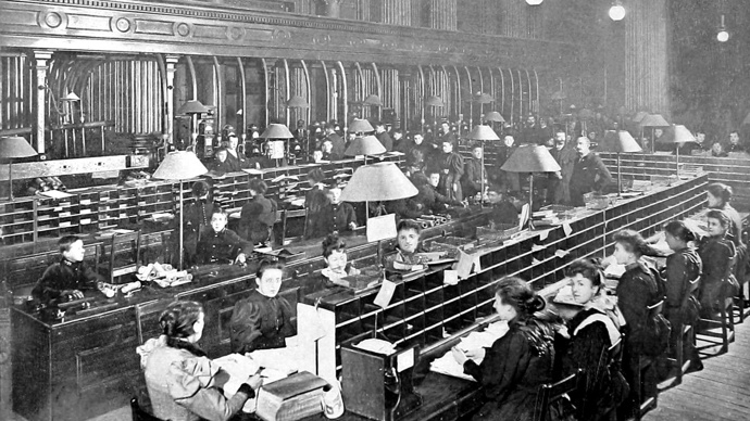 Obsluha potrubní pošty musela zásilky roztřídit a případně poslat dál, aby se co nejrychleji dostaly ke svým adresátům.