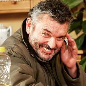 Miloš dokáže zazářit kdekoliv. Často se ale lidé kolem něj nestačí divit, co zase vymyslel. Teď se bojí o Bedřicha a udělá všechno, aby mu zachránil život. Jenomže tím způsobí další problémy...