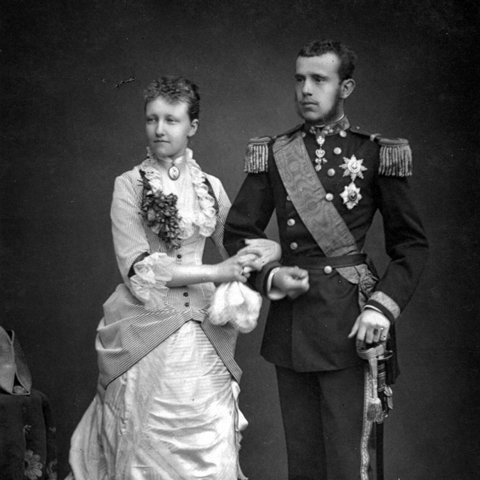 Korunní princ Rudolf a jeho budoucí žena Štěpánka Belgická na oficiální zásnubní fotografii. Rudolf z ní nadšený nebyl, ale snažil se to nedávat najevo.