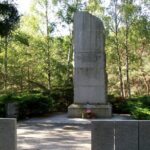 V místě dopadu letounu byl vystavěn památník obětem tragédie z 3. března 1974.