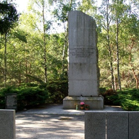 V místě dopadu letounu byl vystavěn památník obětem tragédie z 3. března 1974.