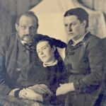 Viktoriánská éra. Rodiče se zesnulou dcerou. Na tvářích můžeme pozorovat růžový odstín, jenž patří do takzvaného efektu života. 