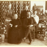 Rodina s urnou, 1894.
