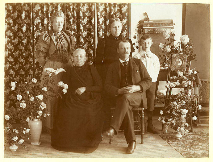 Rodina s urnou, 1894.
