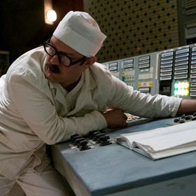 Jeden z černobylských likvidátorů Nagashibay Zhusupov spáchal v roce 2019 sebevraždu. Na život si měl sáhnout po zhlédnutí seriálu. Neustál vracející se vzpomínky na neschopnost vlády řešit tuto katastrofu.