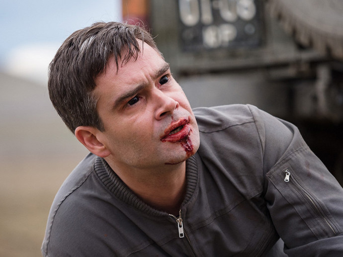 Do jeho těla se dostane nebezpečný mimozemský parazit.
