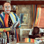 Šest medvědů s Cibulkou: Klaun Cibulka (Lubomír Lipský) má v cirkuse úspěšné číslo s medvědy. Ti jsou však nahrazeni pašíky a on přijde o vystoupení. Aby se uživil, převlékne se za ženu a začne pracovat ve školní jídelně. Jenomže jeho chlupatí kamarádi se jej jednoho dne rozhodnou navštívit.