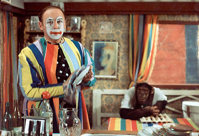 Šest medvědů s Cibulkou: Klaun Cibulka (Lubomír Lipský) má v cirkuse úspěšné číslo s medvědy. Ti jsou však nahrazeni pašíky a on přijde o vystoupení. Aby se uživil, převlékne se za ženu a začne pracovat ve školní jídelně. Jenomže jeho chlupatí kamarádi se jej jednoho dne rozhodnou navštívit. 
