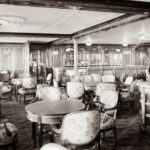 Kromě jídelny byla na Titaniku i luxusní restaurace pro více než 130 hostů. Luxusní interiér nabízel i nevšední gastronomické zážitky - o hosty se staral personál Ritzu a k dispozici bylo exotické ovoce, mořské plody, maso všech druhů, lanýže. A samozřejmě ten nejlepší alkohol...