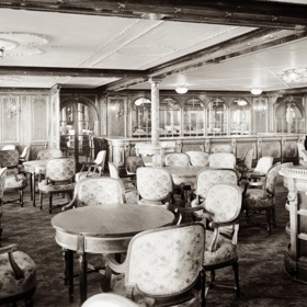 Kromě jídelny byla na Titaniku i luxusní restaurace pro více než 130 hostů. Luxusní interiér nabízel i nevšední gastronomické zážitky - o hosty se staral personál Ritzu a k dispozici bylo exotické ovoce, mořské plody, maso všech druhů, lanýže. A samozřejmě ten nejlepší alkohol...