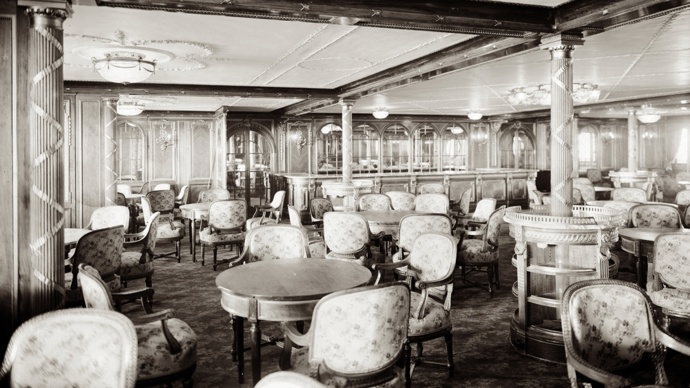 Kromě jídelny byla na Titaniku i luxusní restaurace pro více než 130 hostů. Luxusní interiér nabízel i nevšední gastronomické zážitky - o hosty se staral personál Ritzu a k dispozici bylo exotické ovoce, mořské plody, maso všech druhů, lanýže. A samozřejmě ten nejlepší alkohol...