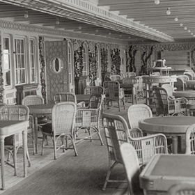 Jak si ukrátit čas na moři? Třeba návštěvou pravé pařížské kavárny. To byla ale jen jedna z nespočtu možností, jak trávit čas na Titaniku...