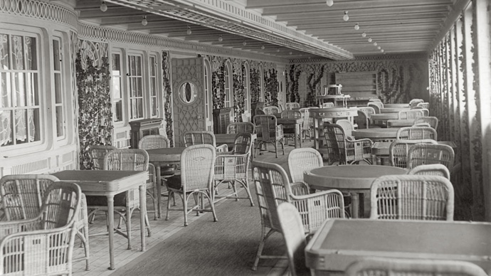 Jak si ukrátit čas na moři? Třeba návštěvou pravé pařížské kavárny. To byla ale jen jedna z nespočtu možností, jak trávit čas na Titaniku...