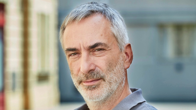 Petr Vacek si v mnohém se svojí seriálovou postavou rozumí. Oba fandí ekologii a herec s nadhledem říká, že by z Tomáše rád udělal potrhlého vědce...
