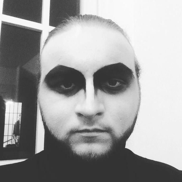 Vojtěch Machuta se objevil i v lehce experimentálním snímku Hra (2019), zasazeném do oblastního divadla na Kladně.