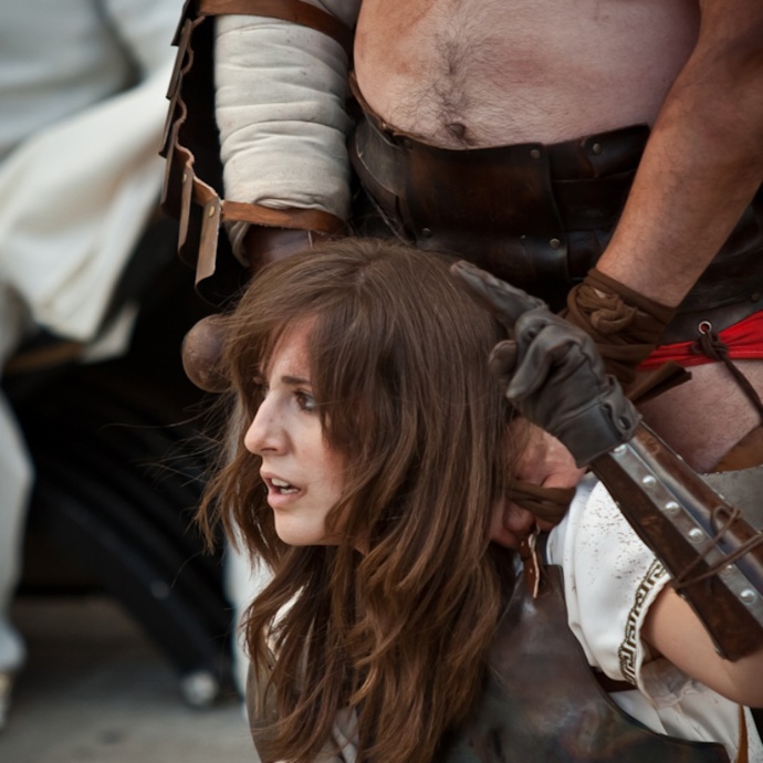 Ženy se v aréně vyskytovaly oproti mužům minimálně. Jejich souboje budily rozporuplné reakce, od nadšených ovací až po odpor.