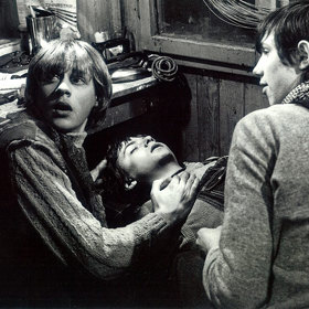 Ve Slezsku měli diváci utrum, tajemník ostravské KSČ totiž na krátkou dobu pozastavil promítání komedie Sněženky a machři. Není přece možné, aby mladiství pili alkoholické nápoje...