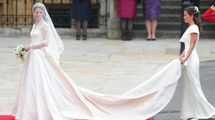 Mladší sestra Pippa se starala Kate o vlečku. Sama na sebe ale strhla pozornost díky bezchybné postavě a dokonalým šatům.