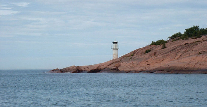 Ostrov Bla Jungfrun bychom našli u jižního pobřeží Švédska.
