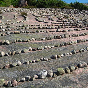 Traduje se o něm hned několik pověstí. Třeba ty o čarodějnicích a jejich temných sletech. Z Trolleborgova bludiště zase není radno krást kameny. Dotyčného jedince pak prý čeká neštěstí, a to tak dlouho, dokud nevrátí kámen zpět.  
