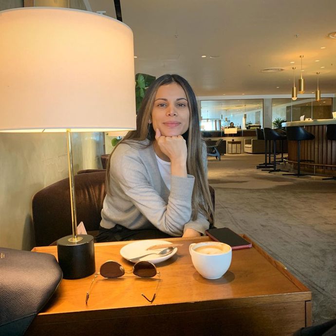 ...a manželku Nehu Kapur.

