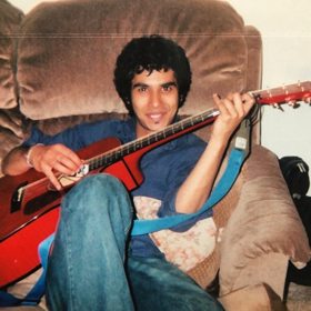 Kunal Nayyar se sice narodil v Londýně, ale vyrůstal v Indii. Po maturitě odstěhoval do USA.