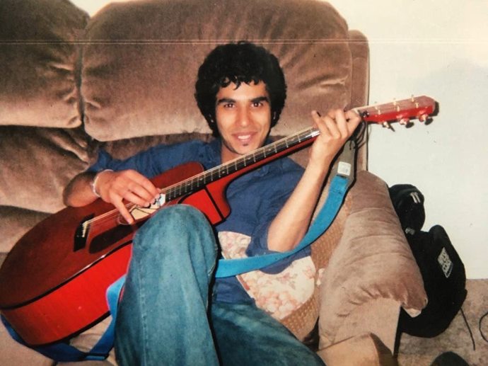 Kunal Nayyar se sice narodil v Londýně, ale vyrůstal v Indii. Po maturitě odstěhoval do USA.