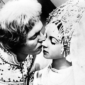 V době natáčení bylo Nastěnce (Natalji Sedychové) pouhých 14 let. Polibek s Ivánkem tak byl její úplně první v životě.