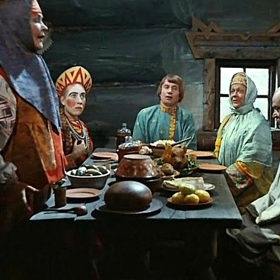 V rámci úsporných opatření bylo jídlo natřené petrolejem, aby z něj herci neujídali.