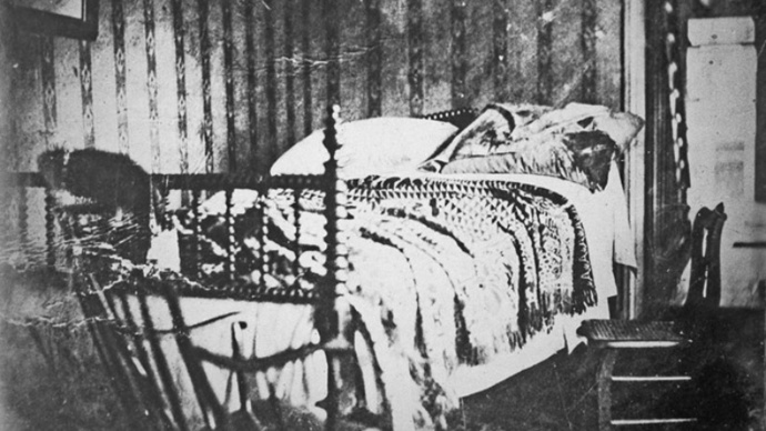 Postel v nedalekém penzionu, na které druhého rána po atentátu prezident Lincoln zemřel.