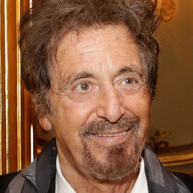 Vztah Al Pacina a Noor Alfallah není zrovna ukázkový. Záhy po narození Romana svedla jeho maminka boj o výživné. Slavný herec jí musí posílat, mimo jiné, i 30 tisíc dolarů měsíčně.